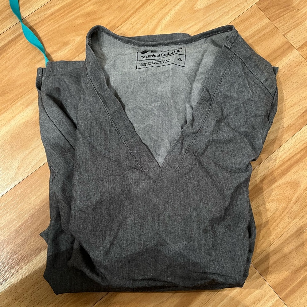 Figs scrub top and bottom in grey